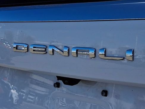 Used 2025 GMC Yukon XL Denali AWD/4WD image 32
