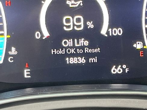 Used 2025 Chrysler Pacifica Limited image 44