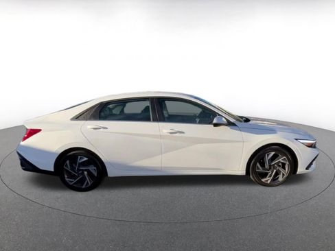 Used 2025 Hyundai Elantra Limited image 16