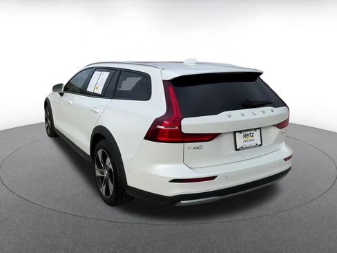 Used 2025 Volvo V60 B5 Cross Country Plus image 11