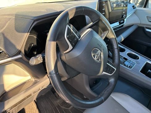 Used 2021 Toyota Sienna XLE w/ XLE Plus Package FWD image 7
