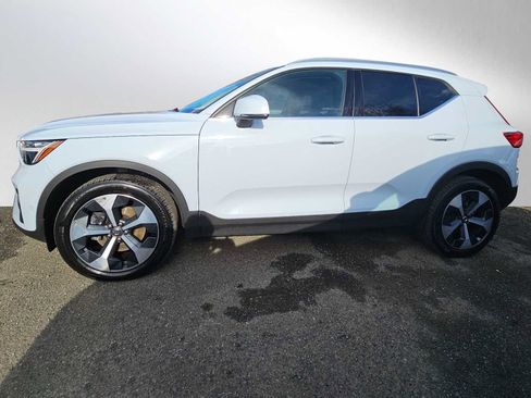 Used 2025 Volvo XC40 B5 Plus image 6
