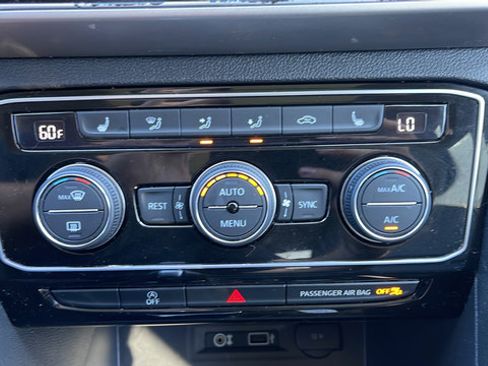 Used 2018 Volkswagen Atlas SEL w/ R-Line Package AWD/4WD image 18