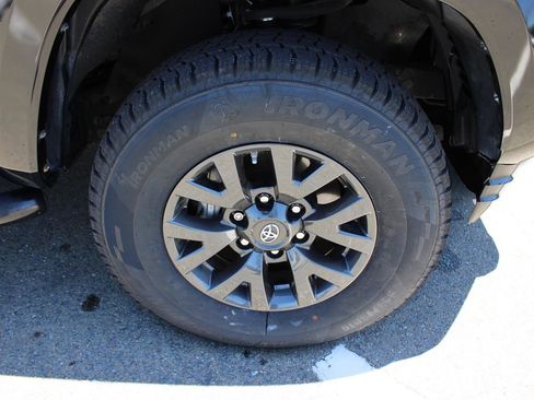 Used 2020 Toyota Tacoma SR5 RWD image 13