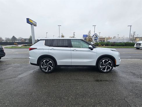 Used 2024 Mitsubishi Outlander SE image 4