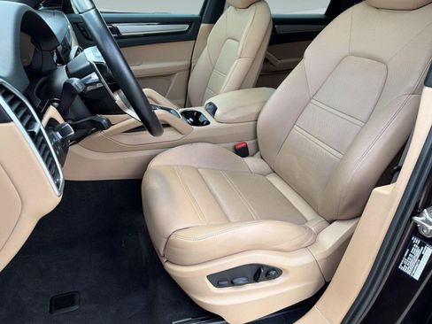 Certified 2023 Porsche Cayenne Platinum Edition AWD/4WD image 5
