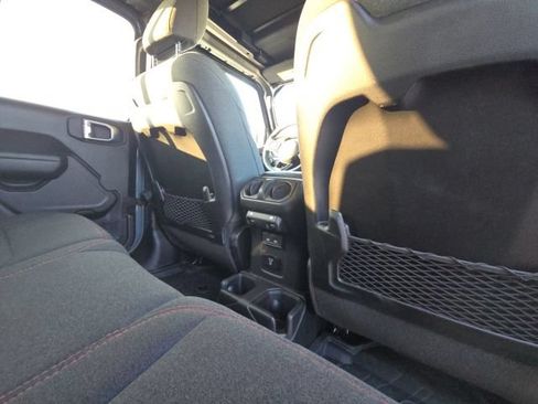 Used 2025 Jeep Wrangler Unlimited Rubicon AWD/4WD image 16
