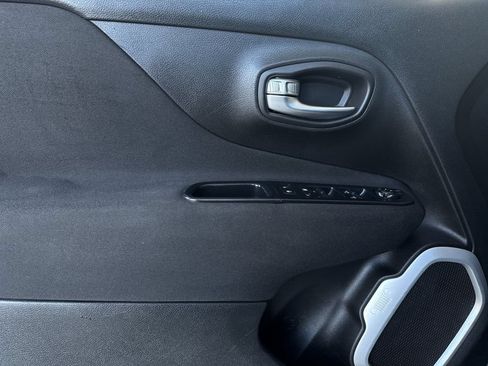 Used 2018 Jeep Renegade Latitude w/ Safety & Security Group FWD image 10