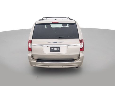 Used 2012 Chrysler Town & Country Touring-L w/ Entertainment Group #2 FWD image 6
