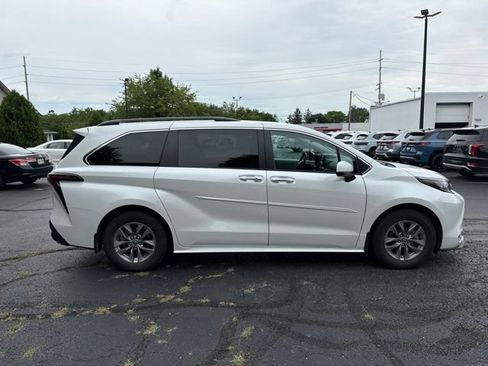 Used 2023 Toyota Sienna XLE AWD/4WD image 8