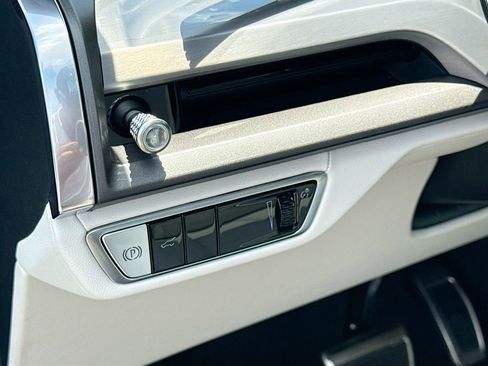 New 2026 Cadillac Vistiq Luxury image 10