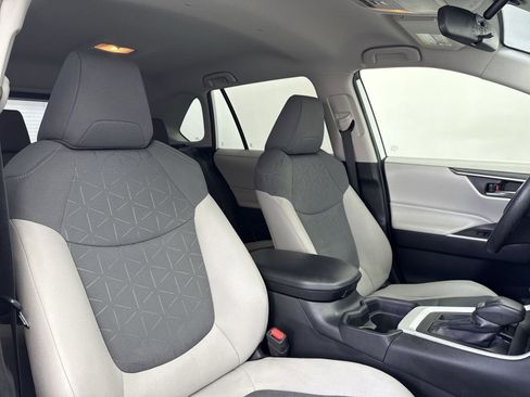 Used 2021 Toyota RAV4 XLE image 31