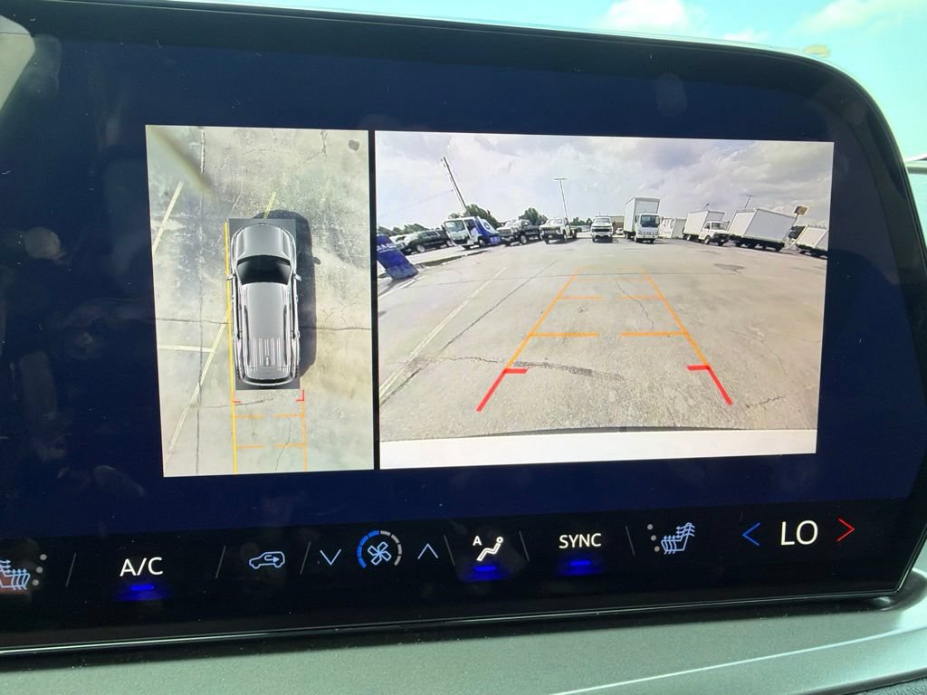 Used 2026 Chevrolet Traverse LT w/ Driver Confidence Package FWD image 28