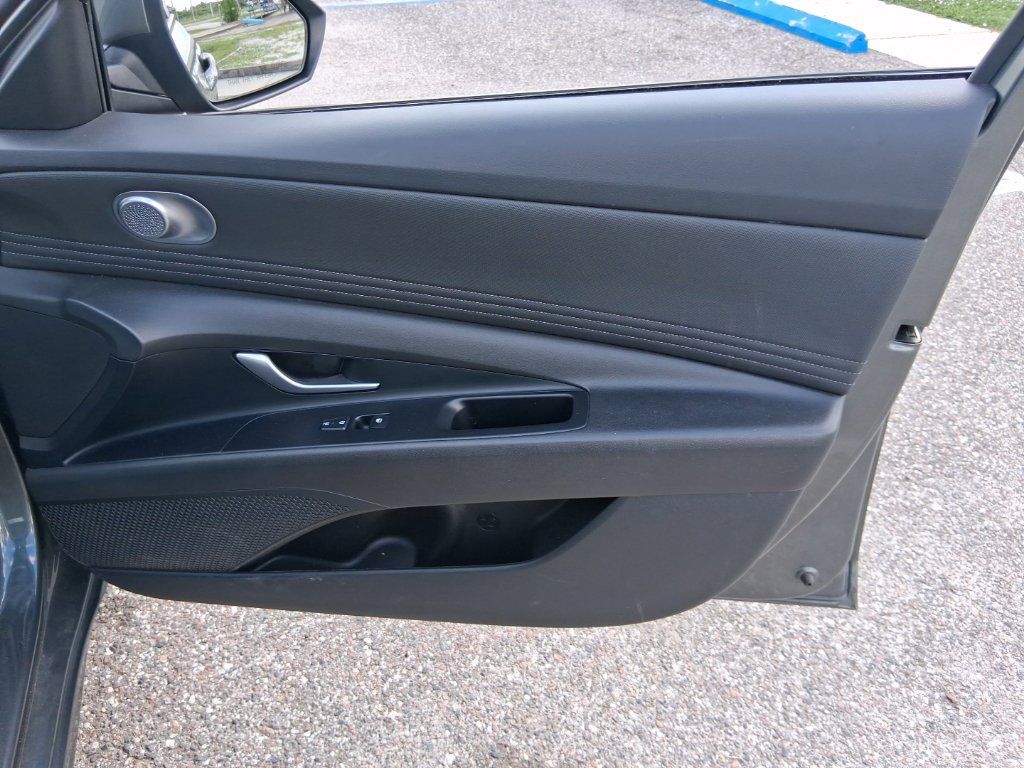Used 2025 Hyundai Elantra SEL FWD image 16