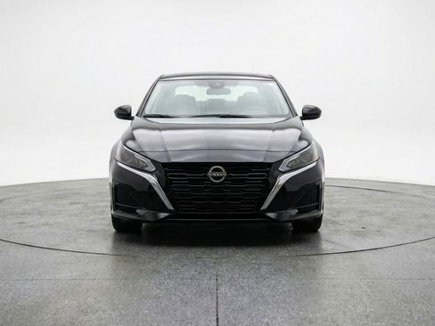 Used 2025 Nissan Altima 2.5 SV FWD image 2