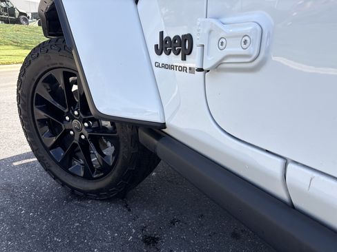 Used 2025 Jeep Gladiator Sport AWD/4WD image 12