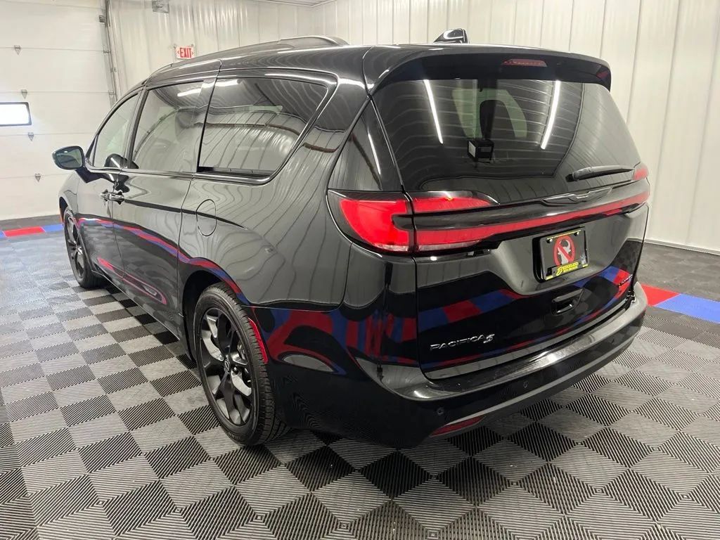 Used 2025 Chrysler Pacifica Limited FWD image 6