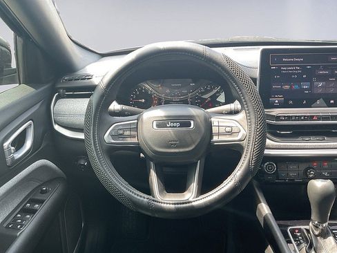 Used 2023 Jeep Compass Latitude AWD/4WD image 7