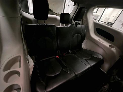 Used 2024 Chrysler Pacifica Touring-L image 25