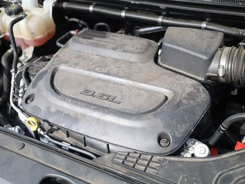 Used 2023 Chrysler Voyager LX image 8