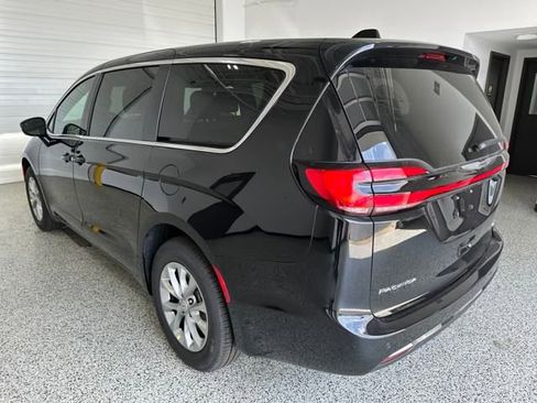 New 2025 Chrysler Pacifica Select image 25