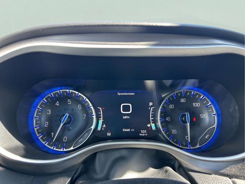 Certified 2024 Chrysler Pacifica Touring-L image 12