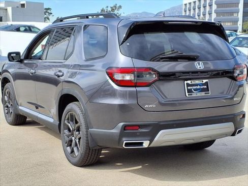 New 2025 Honda Pilot Touring image 6
