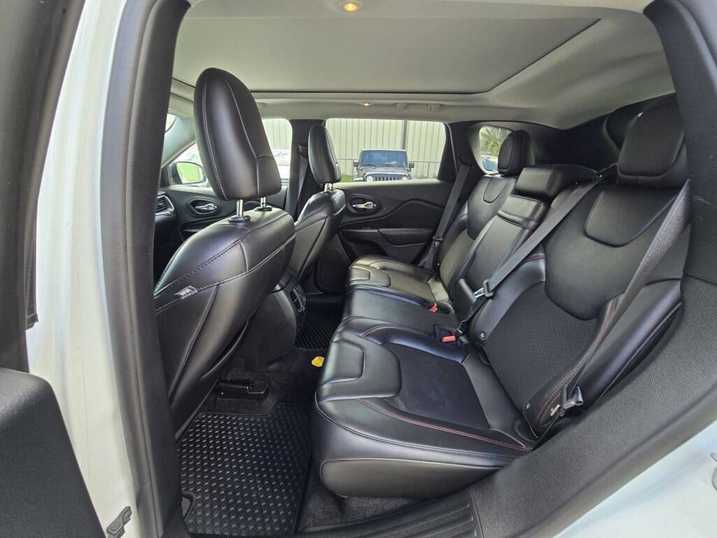 Used 2019 Jeep Cherokee Trailhawk w/ Comfort/Convenience Group AWD/4WD image 20