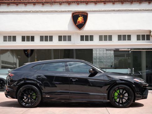 Used 2024 Lamborghini Urus S AWD/4WD image 2
