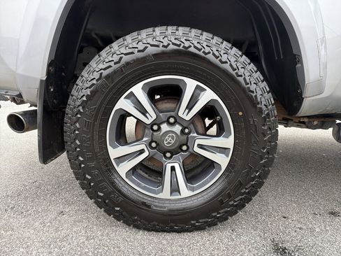 Used 2017 Toyota Tacoma TRD Sport image 18