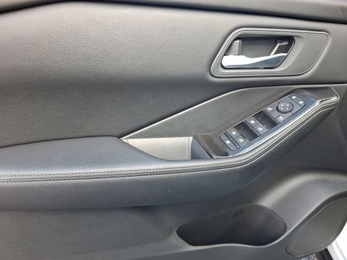 Certified 2025 Nissan Rogue SV image 12