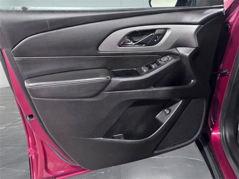 Used 2020 Chevrolet Traverse LT image 12