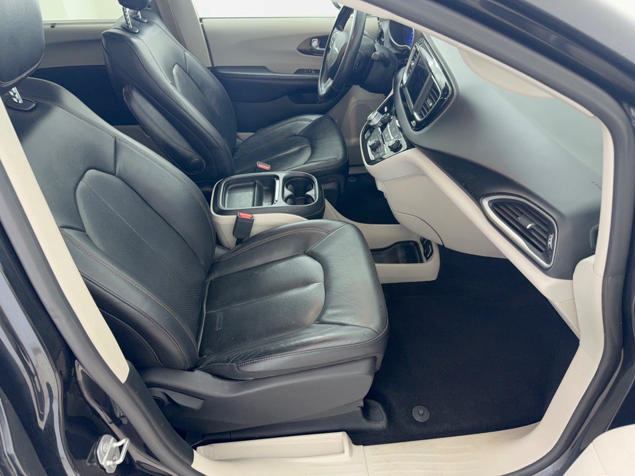 Used 2019 Chrysler Pacifica Touring-L FWD image 30
