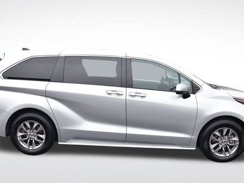 Certified 2024 Toyota Sienna XLE image 5