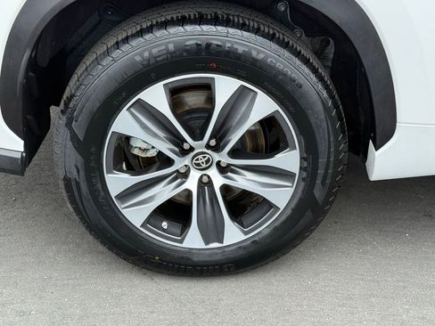 Used 2023 Toyota Highlander XLE FWD image 14