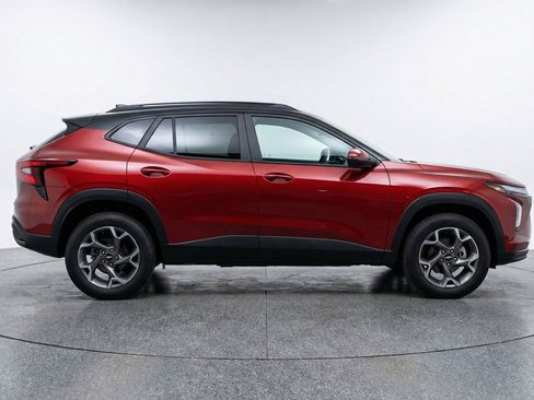 Used 2025 Chevrolet Trax LT w/ LT Convenience Package FWD image 11