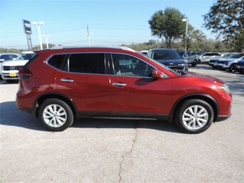 Used 2018 Nissan Rogue SV image 4