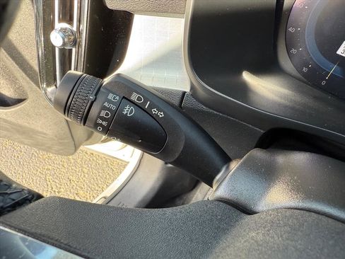 Used 2024 Volvo XC40 B5 Core image 31