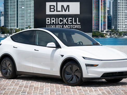 Used 2026 Tesla Model Y Long Range AWD/4WD image 1