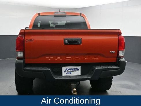 Used 2017 Toyota Tacoma TRD Off-Road w/ Tow Package (A/T) image 10