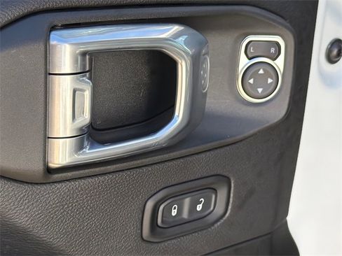 Used 2022 Jeep Wrangler Unlimited Sahara image 21