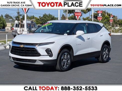 Used 2025 Chevrolet Blazer LT FWD image 1