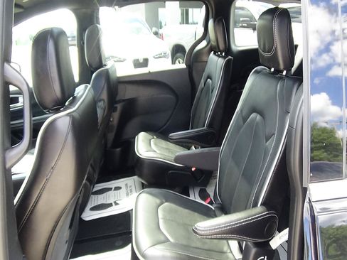 Used 2026 Chrysler Pacifica Limited FWD image 14