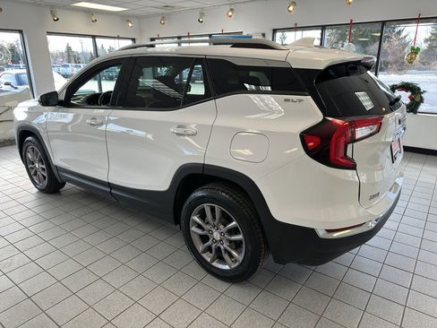 Used 2024 GMC Terrain SLT image 12