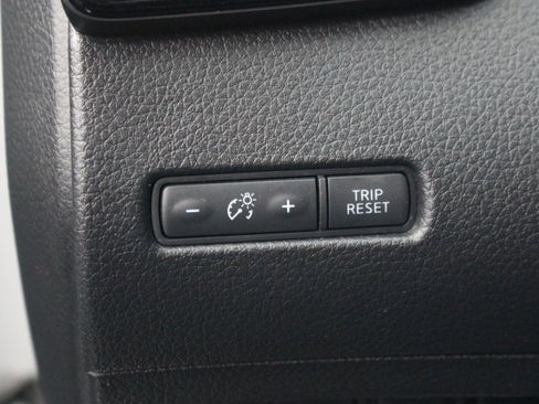 Used 2018 Nissan Rogue SV image 31