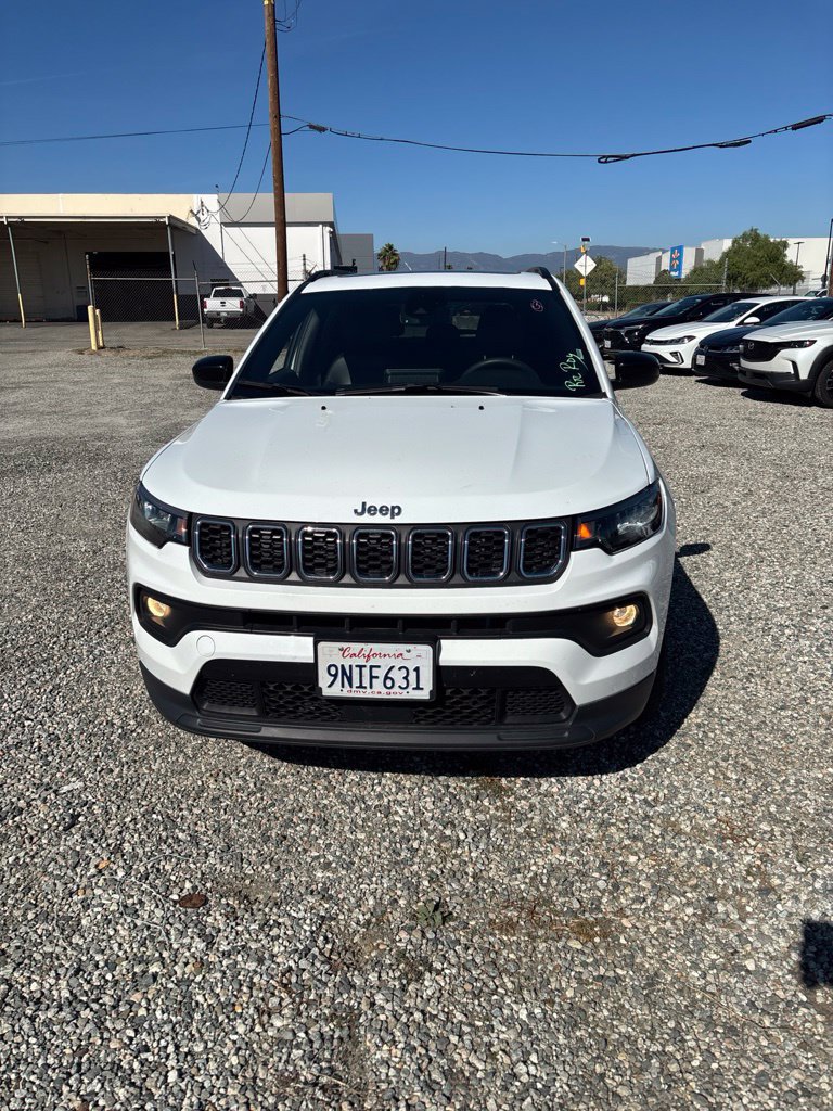 Used 2025 Jeep Compass Latitude w/ Sun & Sound Group AWD/4WD image 2