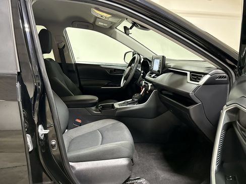 Used 2021 Toyota RAV4 LE AWD/4WD image 21