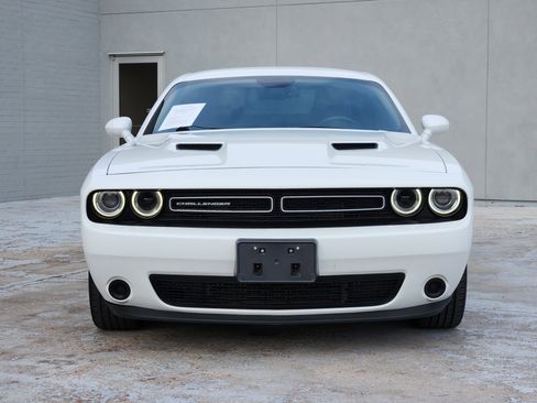 Used 2016 Dodge Challenger SXT RWD image 2