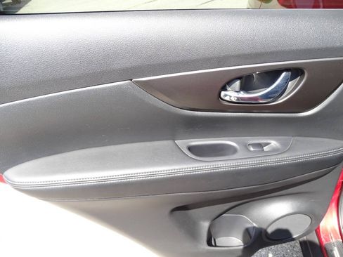 Used 2015 Nissan Rogue AWD w/ SV Moonroof Package image 33