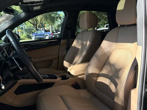 Used 2024 Porsche Macan image 11